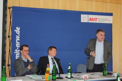 Impressionen - MIT-Klausurtagung vom 11.-12.April 2014. Als Gast u.a. Dr. Markus Pieper MdEP mit dem Vortrag "Was bringt Europa dem Mittelstand und der Wirtschaft"
Auf dem Bild zu sehen: (v.l.)Hendrik Wüst MdL, Dr. Markus Pieper MdEP und Herbert Reul MdEP